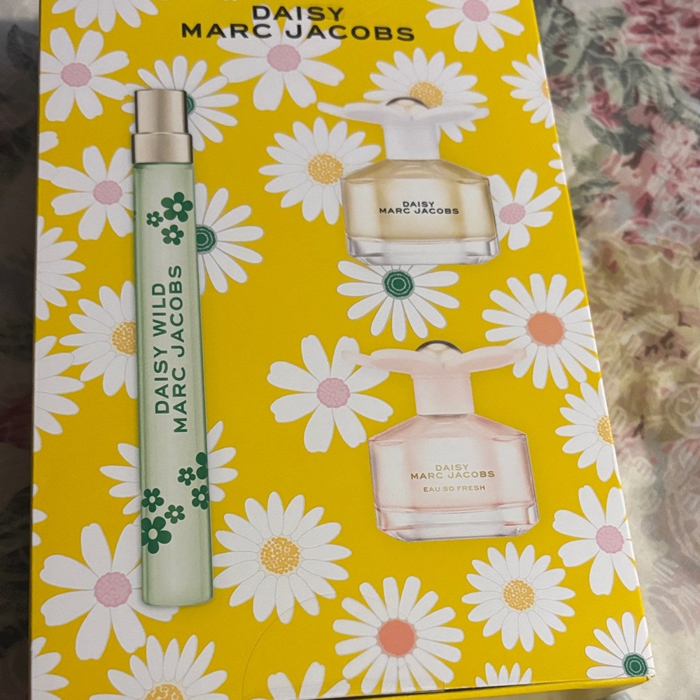 Marc Jacobs Daisy Mini Perfume Duo - Yellow & White Accents - Picture 3 of 4